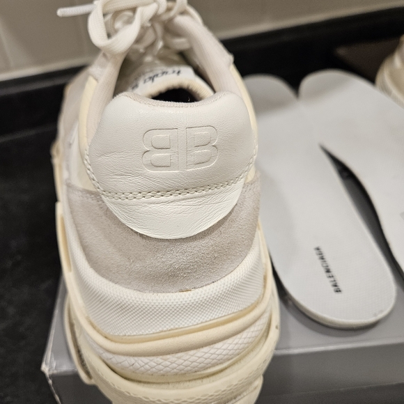 Authentic Balenciaga Triple S - Picture 6 of 7